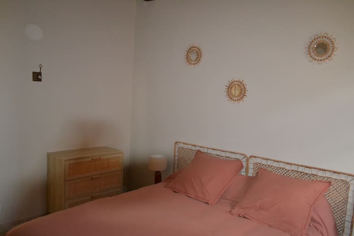 Chambre 2 avec 1 lit de 160 cm et une commode