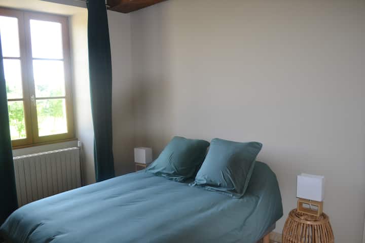 Chambre 1 avec 1 lit de 140 cm et un placard intégré