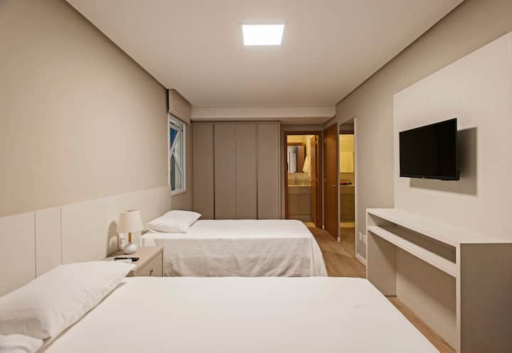 1号套房配有标准双人床、一张单人床、电视和空调