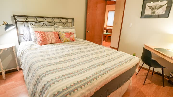 Chambre au rez-de-chaussée avec lit queen size