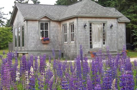 Sunlit Cottage on Crockett Cove