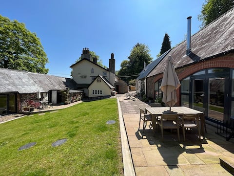 Courtyard Barns: Brecon Beacons Historic Farm Stay
