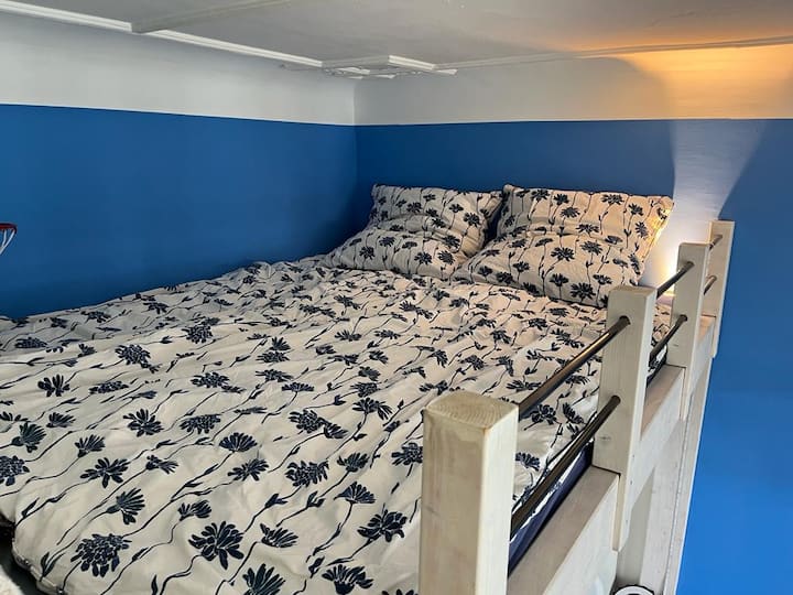 غرفة النوم 2 (160 سم، سرير علوي)