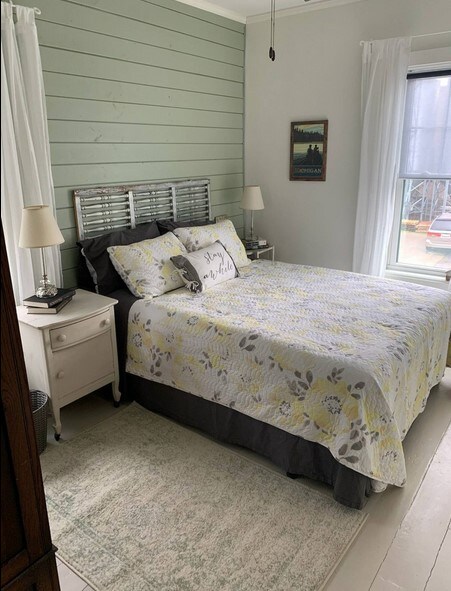 Spavaća soba 3: The Mint Julep
Spavaća soba na drugom katu s bračnim krevetom.