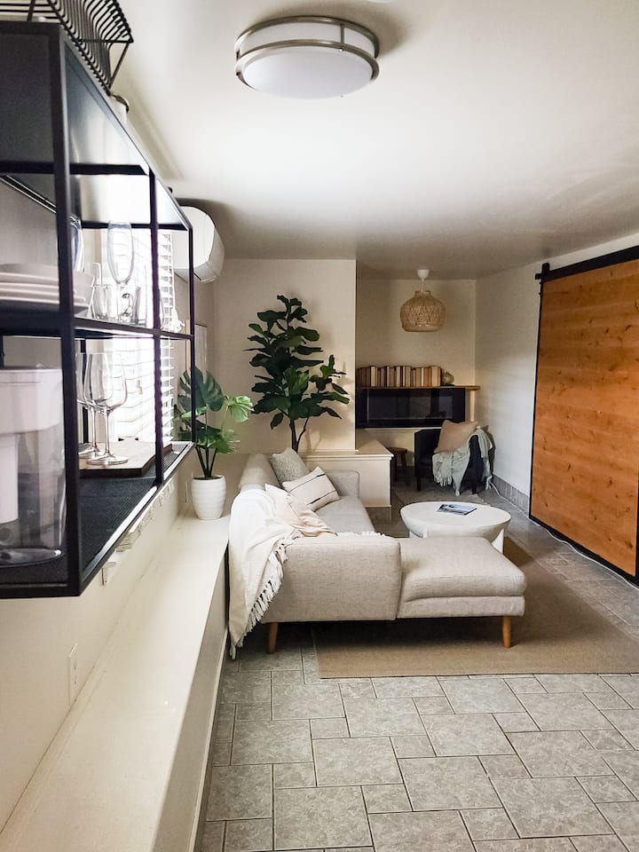 Studio Off R Street Corridor - Sacramento, CA