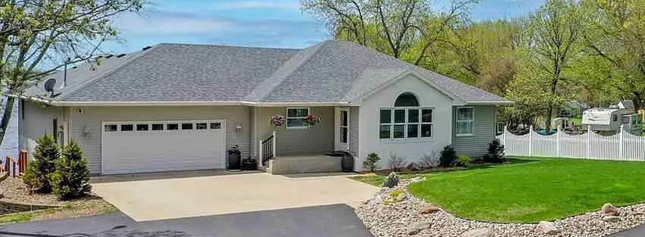 Large lakefront home on very desirable lake! gallery image 4