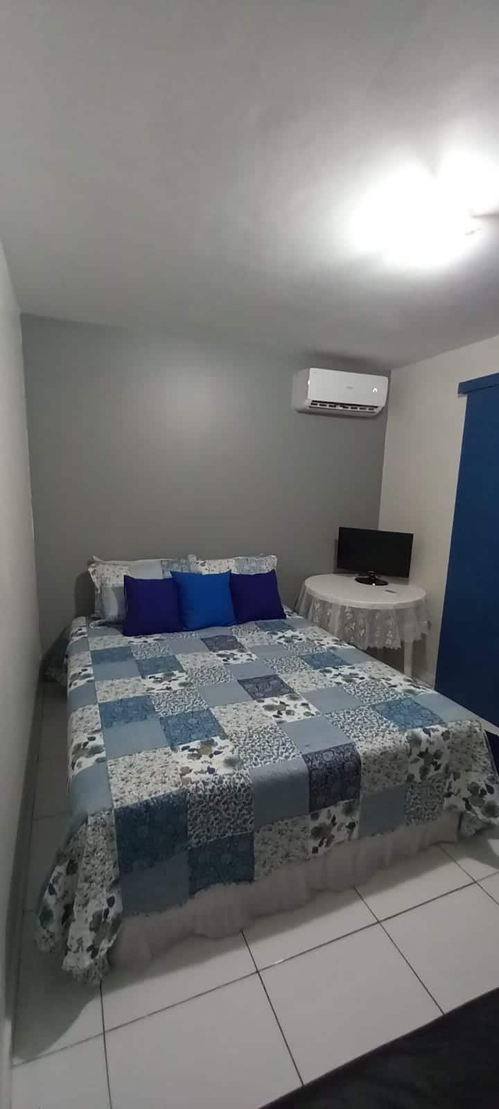 Habitación con cama tamaño king y futón doble, aire acondicionado con aire dividido.
