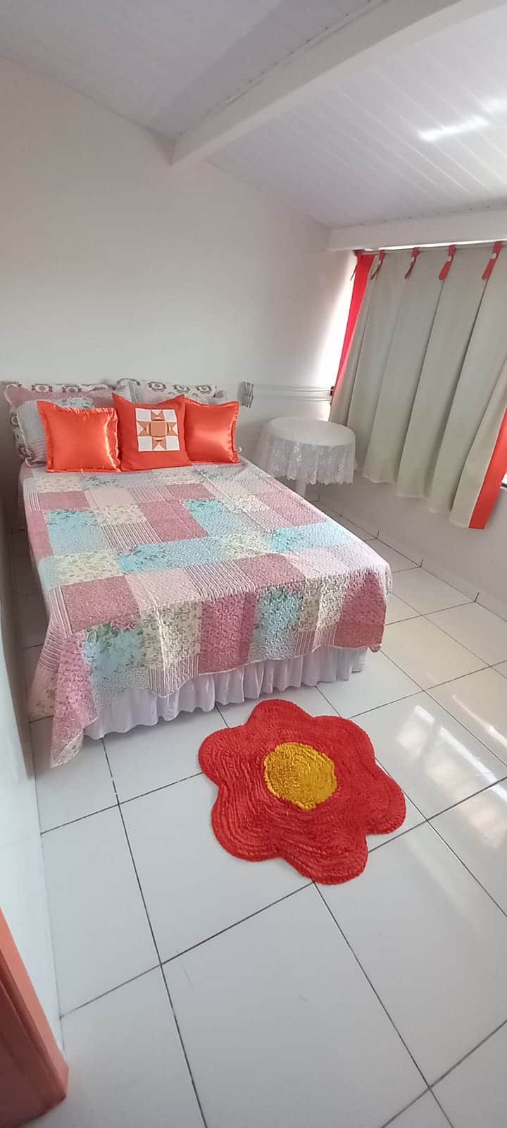 Dormitorio 2 con cama doble, 2 colchones individuales y aire acondicionado en los cajones. Vista del área común y las piscinas del edificio.