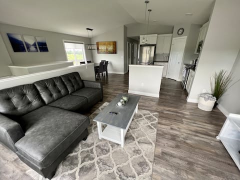 Top Airbnb: Modern 3 Bed Home - Fast wifi - Long Stays Welcome in Grande Prairie