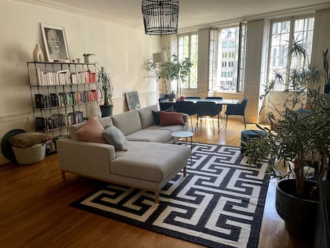 Popular Airbnb listing: Chic apartment in the old town in Cité