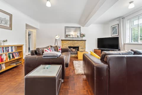 5 double beds in a detached house in Cheshunt