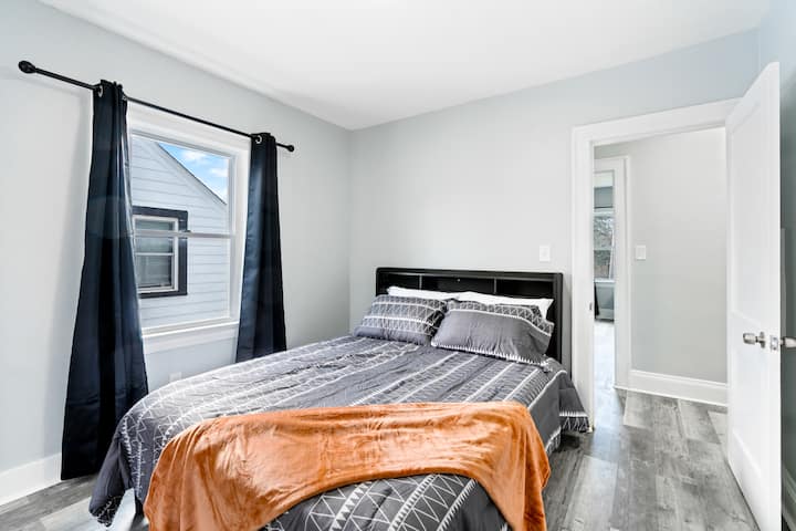 สถานที่พักผ่อนที่เงียบสงบรอคุณอยู่ในห้องนอนที่มีสไตล์พร้อมผ้าปูที่นอนคุณภาพดี ตั้งอยู่ใกล้คลีฟแลนด์คลินิกยูนิเวอร์ซิตี้ไฮต์สและใจกลางเมืองคลีฟแลนด์เพื่อเพิ่มความสะดวกสบายเตียงคิงไซส์และเตียงควีนไซส์