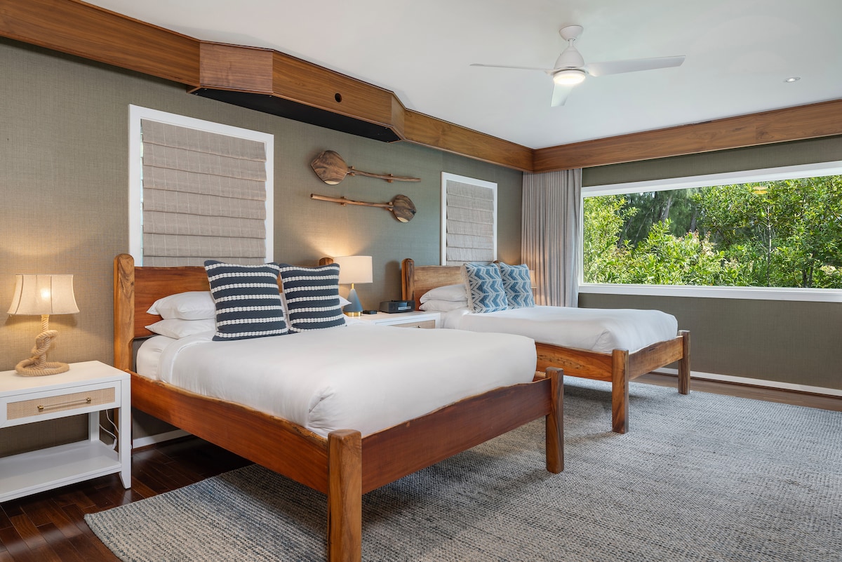 توفر غرفة النوم الرابعة سريرين بحجم كبير مزين بأغطية فاخرة، مما يضمن نومًا مريحًا ليلاً. مع إطلالات هادئة لخلق جو هادئ، تتميز هذه الغرفة أيضًا بخزانة ملابس أنيقة وتلفزيون بشاشة مسطحة.