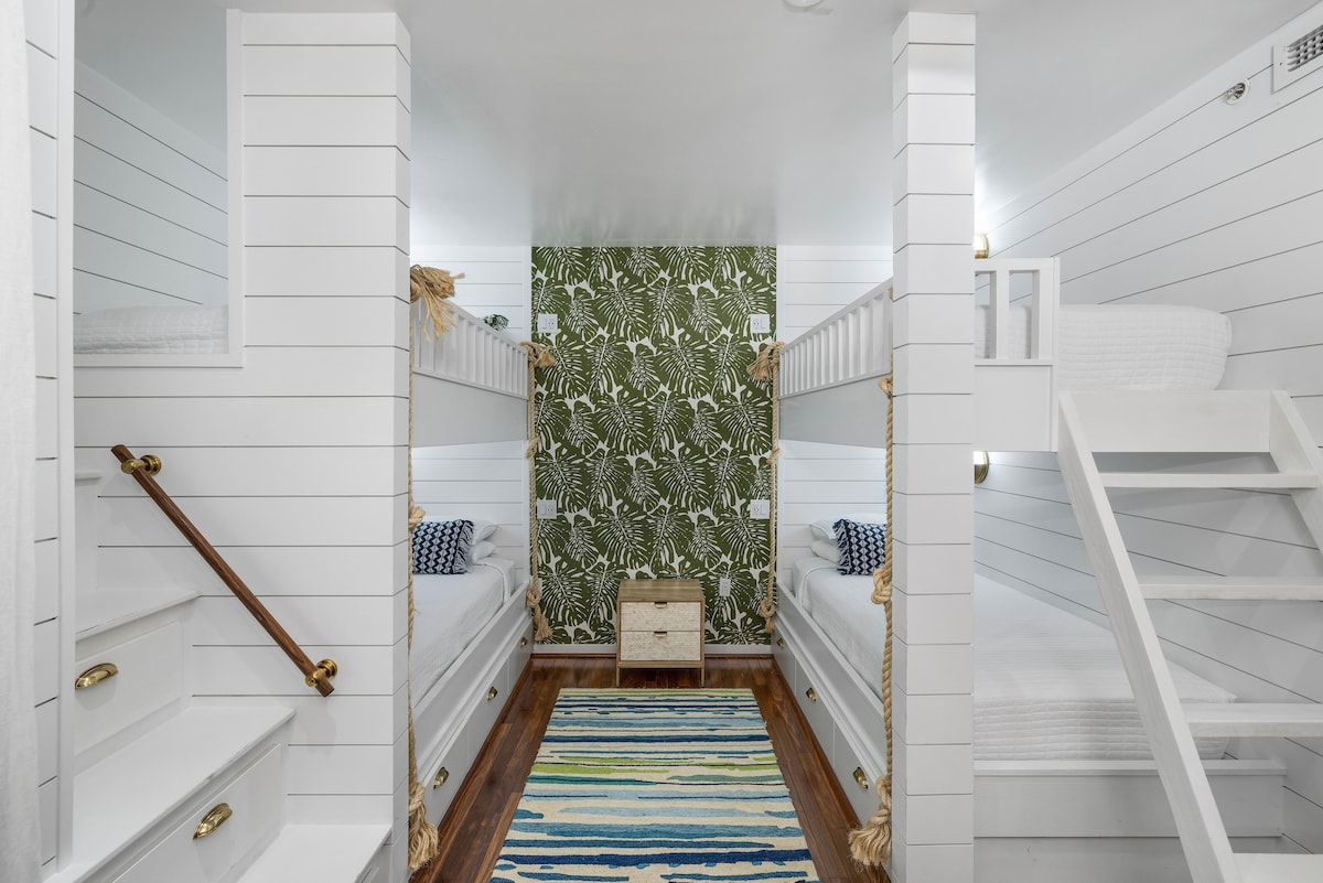 تحتوي غرفة النوم الثالثة على أسرّة بطابقين عالية الجودة ومصممة خصيصًا، مصممة لتوفير الراحة والأمان. تم تجهيز الأسرّة المزدوجة العلوية بدرج قوي ودرابزين آمن، مما يوفر ترتيبًا أنيقًا وعمليًا للنوم.