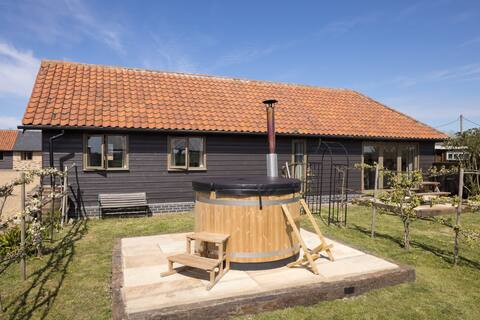 Beautiful barns with two wood burning hot tubs