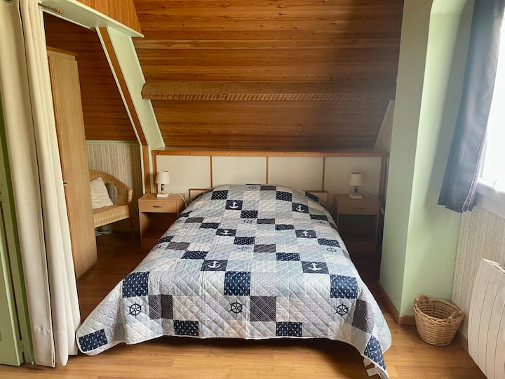 Chambre 3 étage, étage, lit 2 places (140x190).

Couette, oreillers et alèses fournis (hors linge de lit)