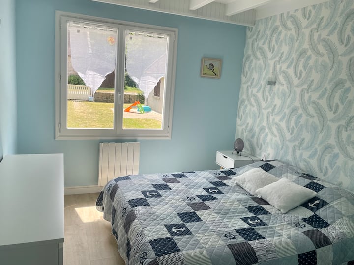 Chambre 1 (rdc), lit 2 places (2 lits de 80x200)

Couette, oreillers et alèses fournis (hors linge de lit)