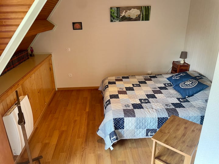 Chambre 2 (étage), lit 2 places (2 lits de 80x200)

Couette, oreillers et alèses fournis (hors linge de lit)