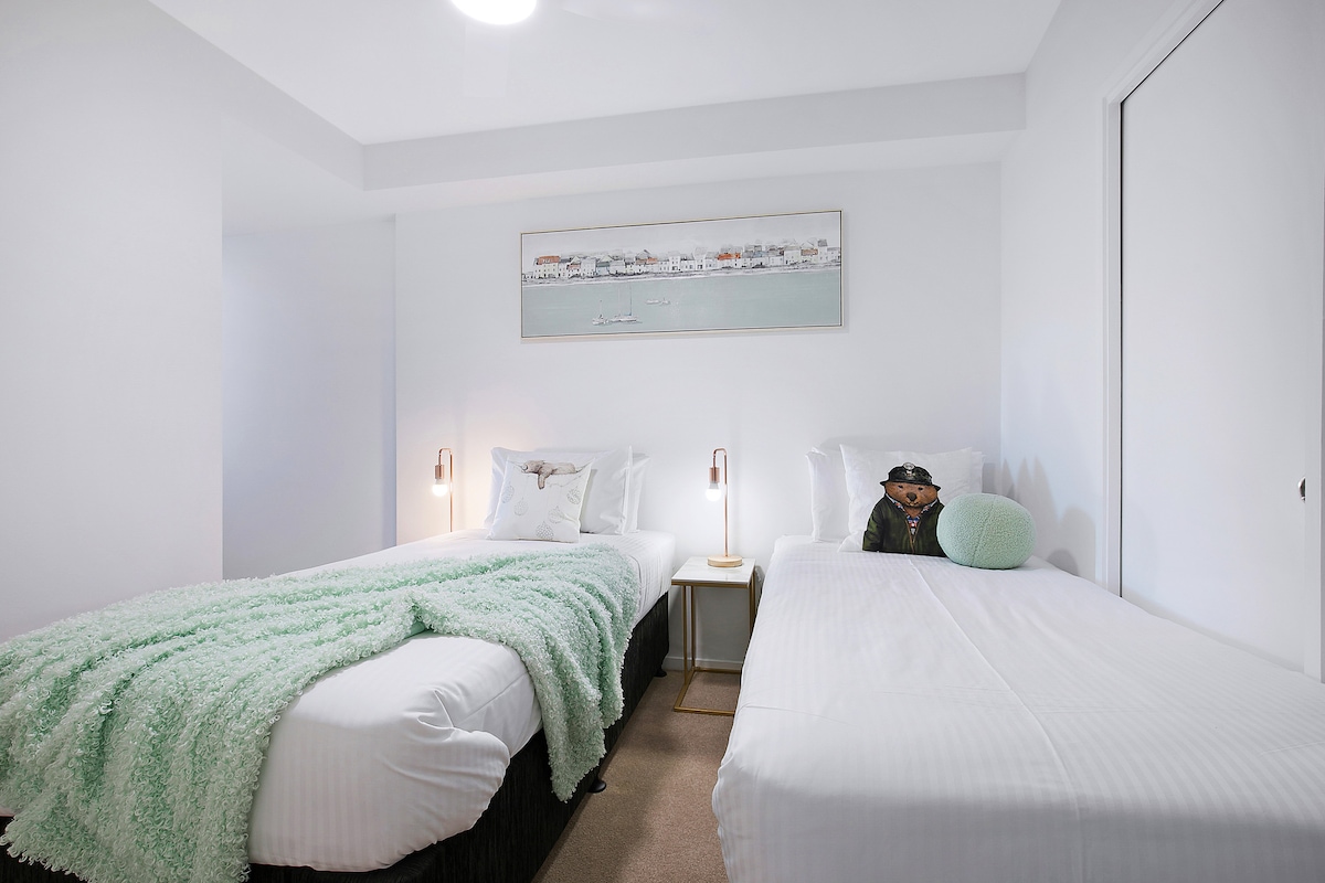 Კარგად დანიშნული მეორე საძინებელი მოიცავს ორ ერთადგილიან საწოლს, რაც იდეალური ვარიანტია ოჯახებისთვის. 
