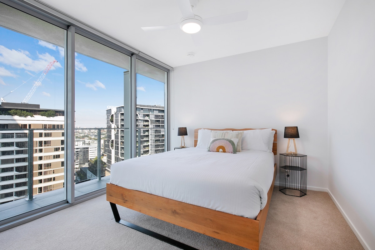 Ფართო პირველ საძინებელში არის საწოლი დიდი ზომის, იატაკიდან ჭერამდე აწვდენილი ფანჯრები, რომლებიდანაც ქალაქის ფართო ხედები იშლება. 