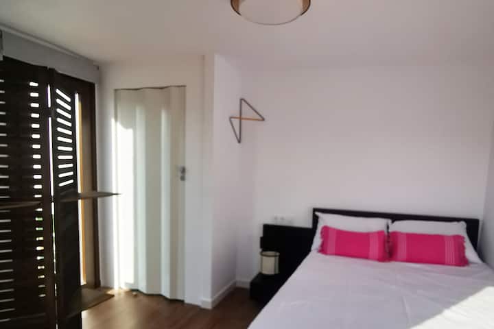 ห้องนอนชั้นบนสุด

ห้องนอนเสริมพร้อมห้องน้ำในตัว
และระเบียงที่ 3 เพิ่มเติม