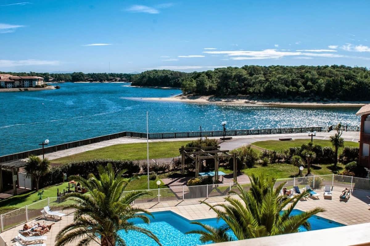Vieux-Boucau lake and ocean