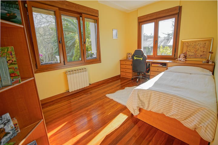 Книжарница в спалня 3.

Гардероб с три спални
Бюро
легло 90*200
10m2