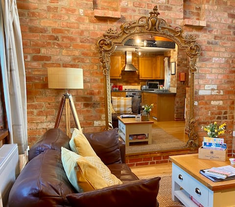 Hayloft Cottage - hot tub & indoor swimming pool