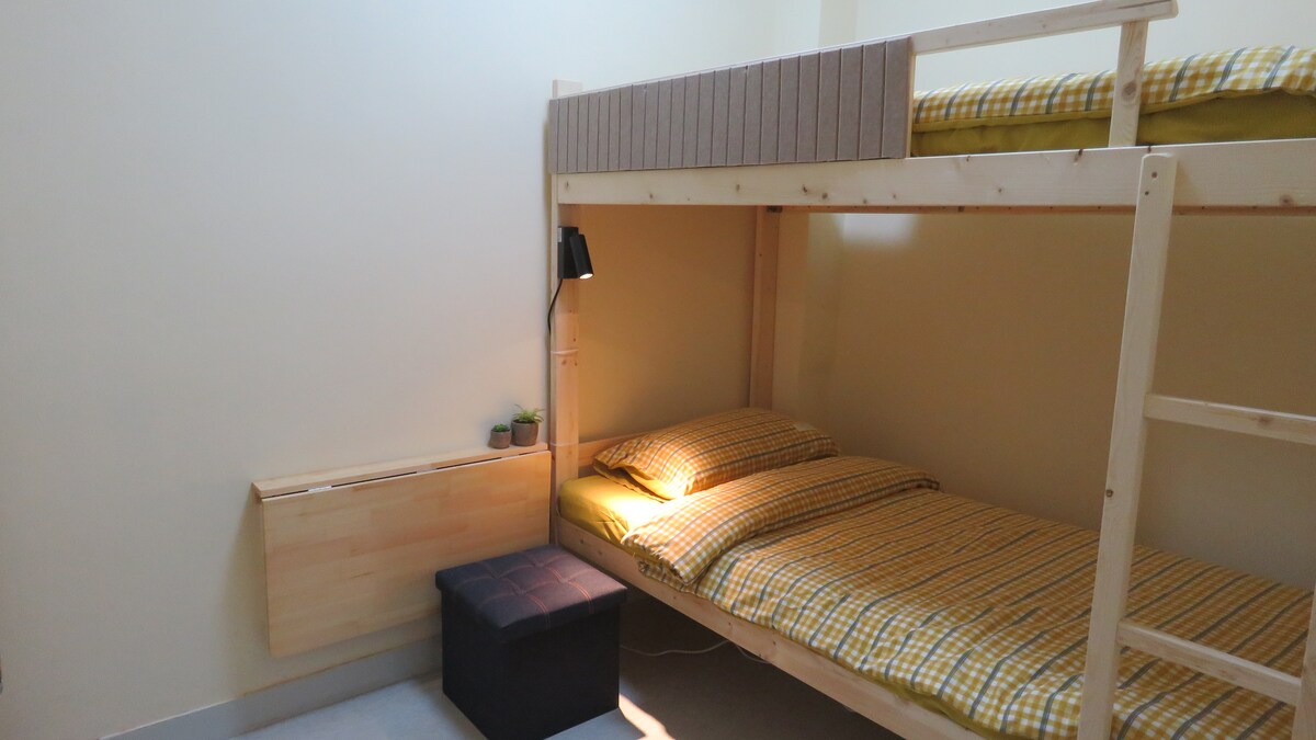 BR 3 שתי מיטות קומתיים יחיד +שולחנות 
臥室3 单人高架床和书桌
