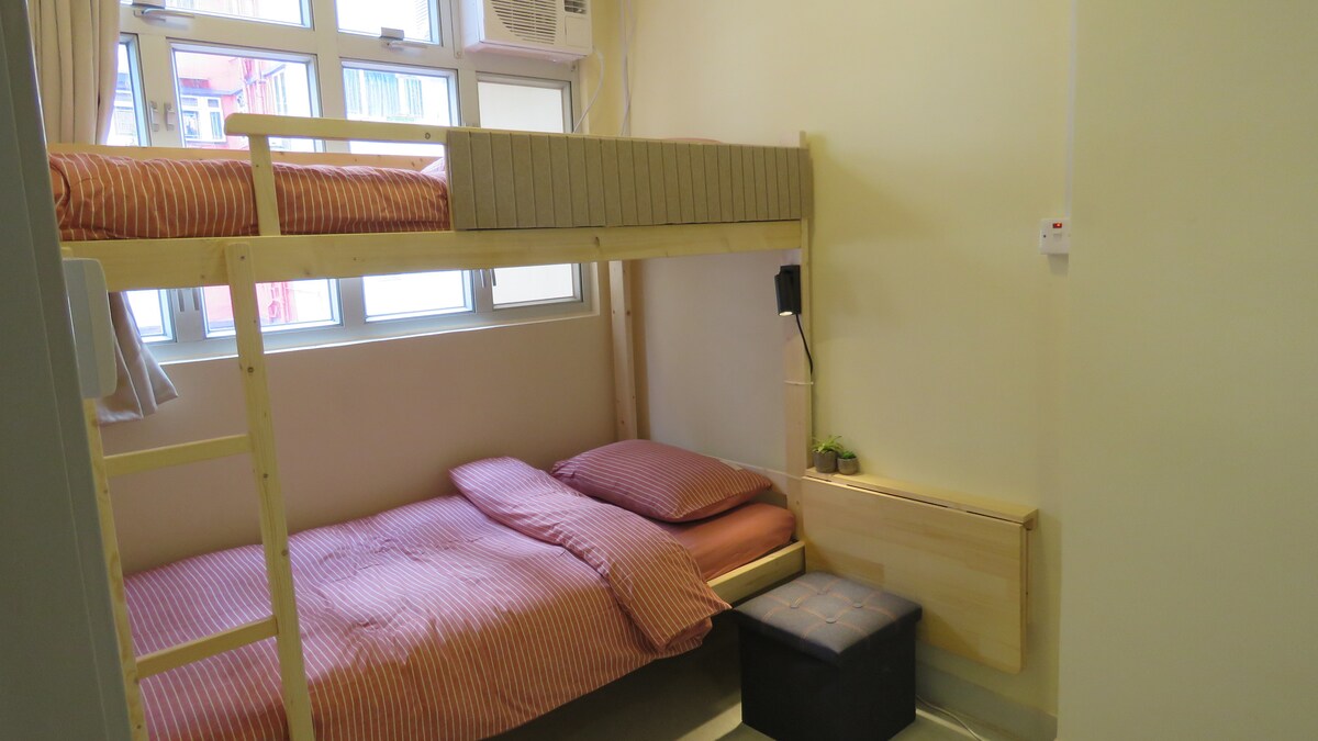 BR 1 שתי מיטות קומתיים יחיד +שולחנות 
臥室1 单人高架床和书桌
