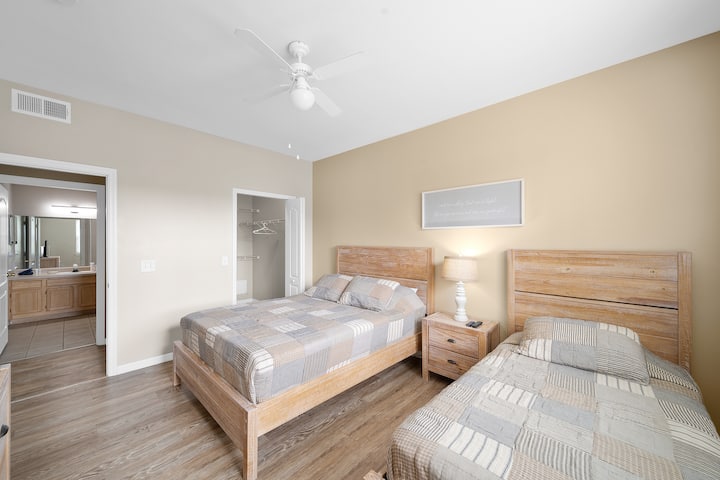 Druhá spálňa s manželskou posteľou QUEEN a ODDELENÝMI LÔŽKAMI

#Disney #Parks #Kingdom #Springs #Vacation #Rental #Waterpark #Kissimmee #Orlando #Universal #citywalk #hotspot #shortstay #longstay #resort #calypsokay #runawaybeachclub