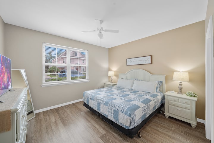 Hlavná spálňa v apartmáne s priestrannou MANŽELSKOU POSTEĽOU

#Disney #Parks #Kingdom #Springs #Vacation #Rental #Waterpark #Kissimmee #Orlando #Universal #citywalk #hotspot #shortstay #longstay #resort #calypsokay #runawaybeachclub