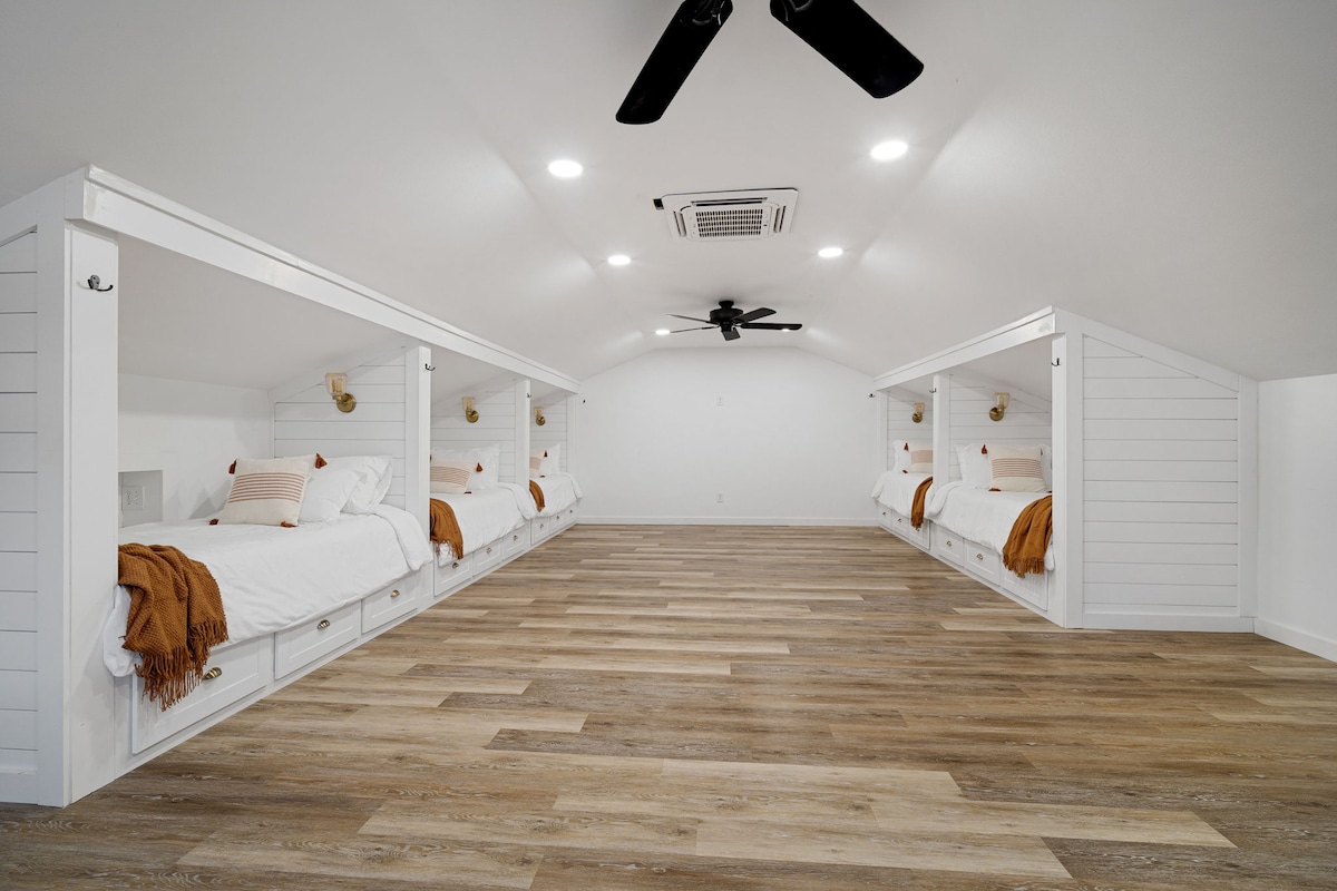 Leuke loftkamer met vijf eenpersoonsbedden