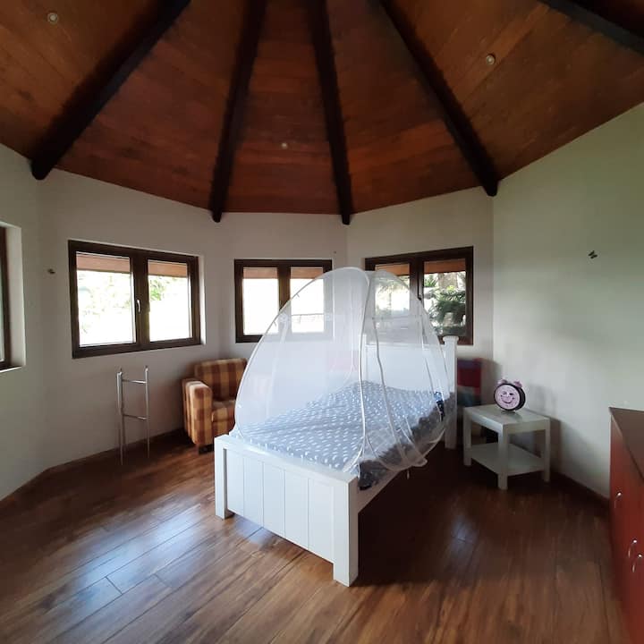 هذه غرفة نوم رابعة بسرير مزدوج/ مفرد. مرة أخرى غرفة مثمنة بالطابق العلوي.