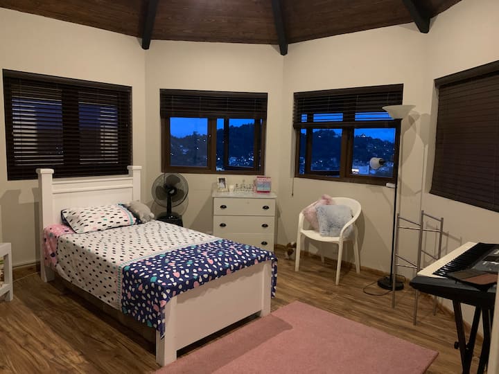 هذه واحدة من غرفتي النوم المثمنتين. تحتوي هذه الغرفة في الواقع على سرير بحجم كبير في الوقت الحالي. تتميز غرفة النوم هذه أيضًا بإطلالة أكثر من 180 درجة على الجبال والوديان الجميلة.