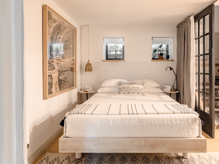 Kitanda aina ya Queen kilicho na godoro la "Lux Rejuvenate" na matandiko yote ya pamba. Kitanda kimejitenga na sehemu kuu ya kuishi na kinaweza kufungwa kwa mapazia. 