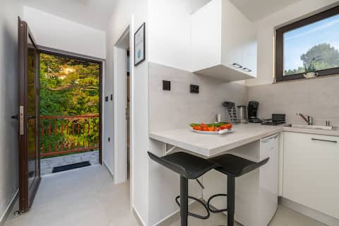 Popular Airbnb listing: Luxury Seaview Apartment in Ripenda Kosi
