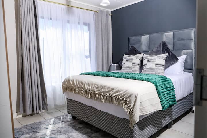 Luxurious Sandton 3-bed Unit With Backup Power - Edenvale