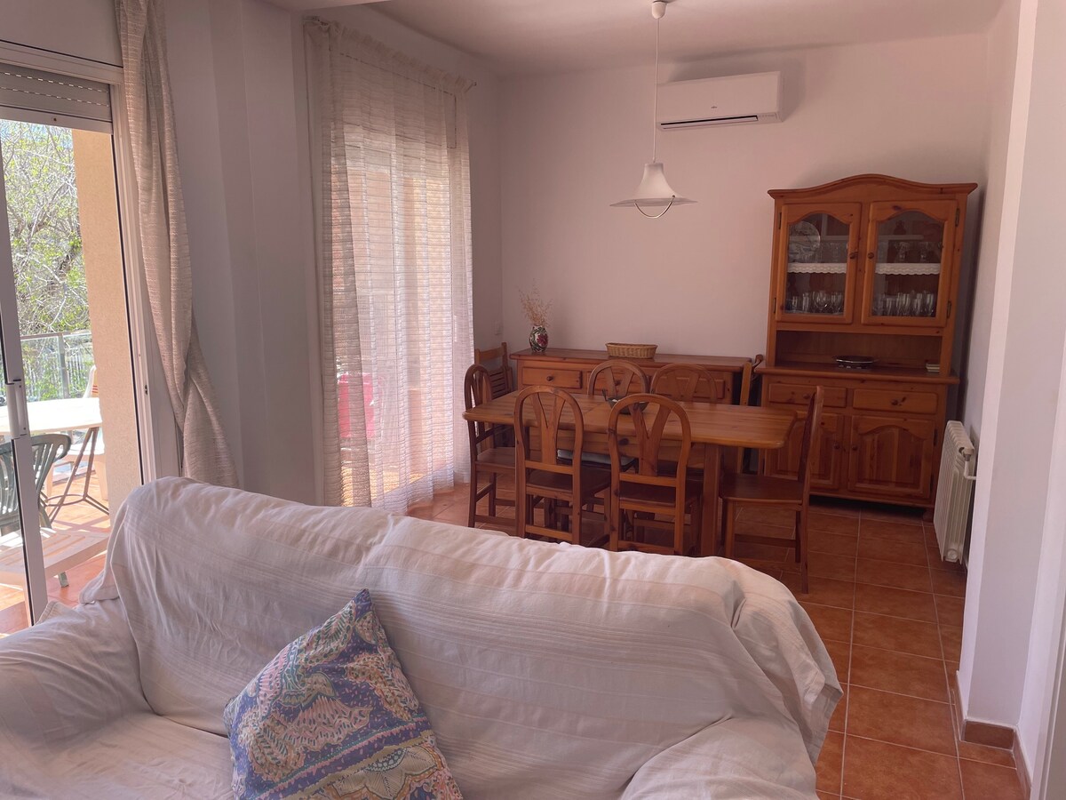 Top Airbnb: Renovated apartment 2 minutes walk to the beach a Catalunya