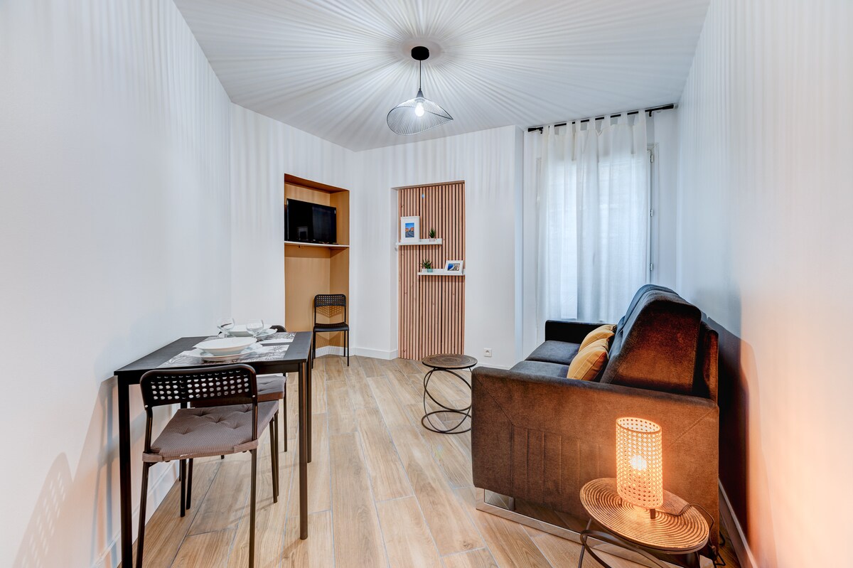 Annonce Airbnb populaire: Valrose - Wifi, AC, 2 pers, hyper centre à Libération