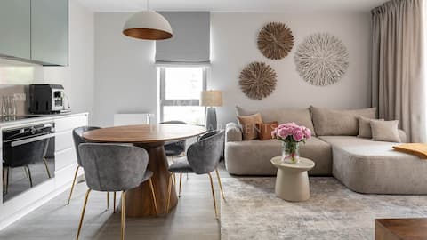 2 Hollywood Apartments | For 12 People | Parking
