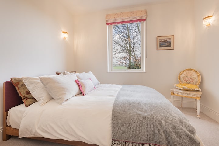 dormitorio con jardín con cama tamaño king