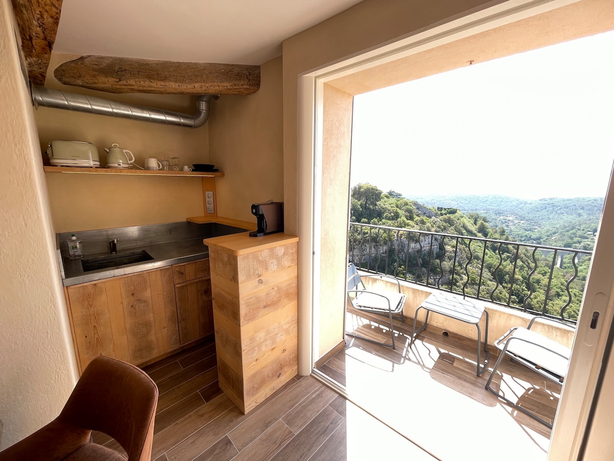 Top Airbnb: Charming studio with balcony and panoramic sea view in Tourrettes Sur Loup