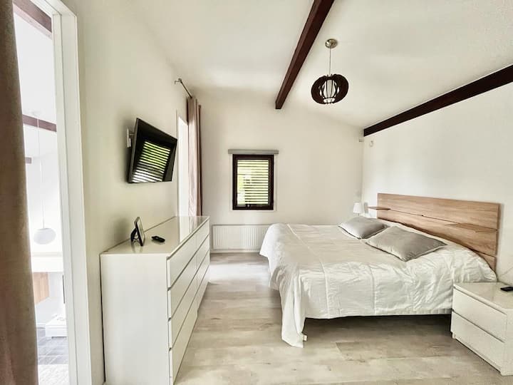 Chumba cha kulala cha Master kwenye ghorofa ya 2