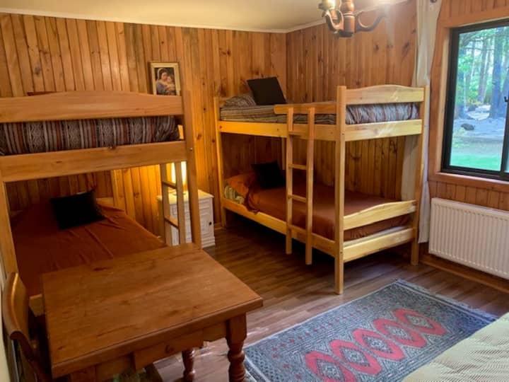 4. spavaća soba, ima 2 kreveta na kat + jedan bračni krevet (širine 150-179 cm).