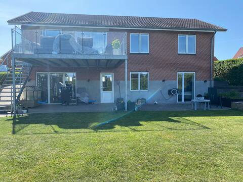 Family friendly house and garden