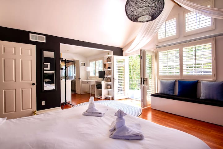 Glitter Shark by Venice Beach – Hot Tub, Yard, BBQ