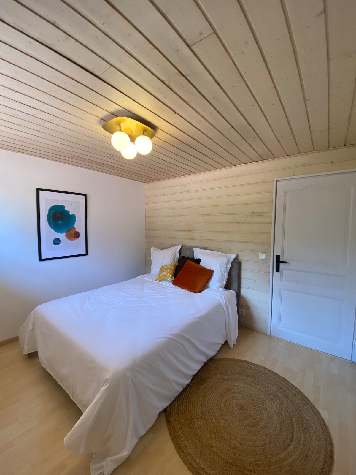 Една од спалните соби на горниот кат