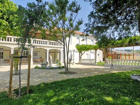 Large house with pool in the center of Nérac