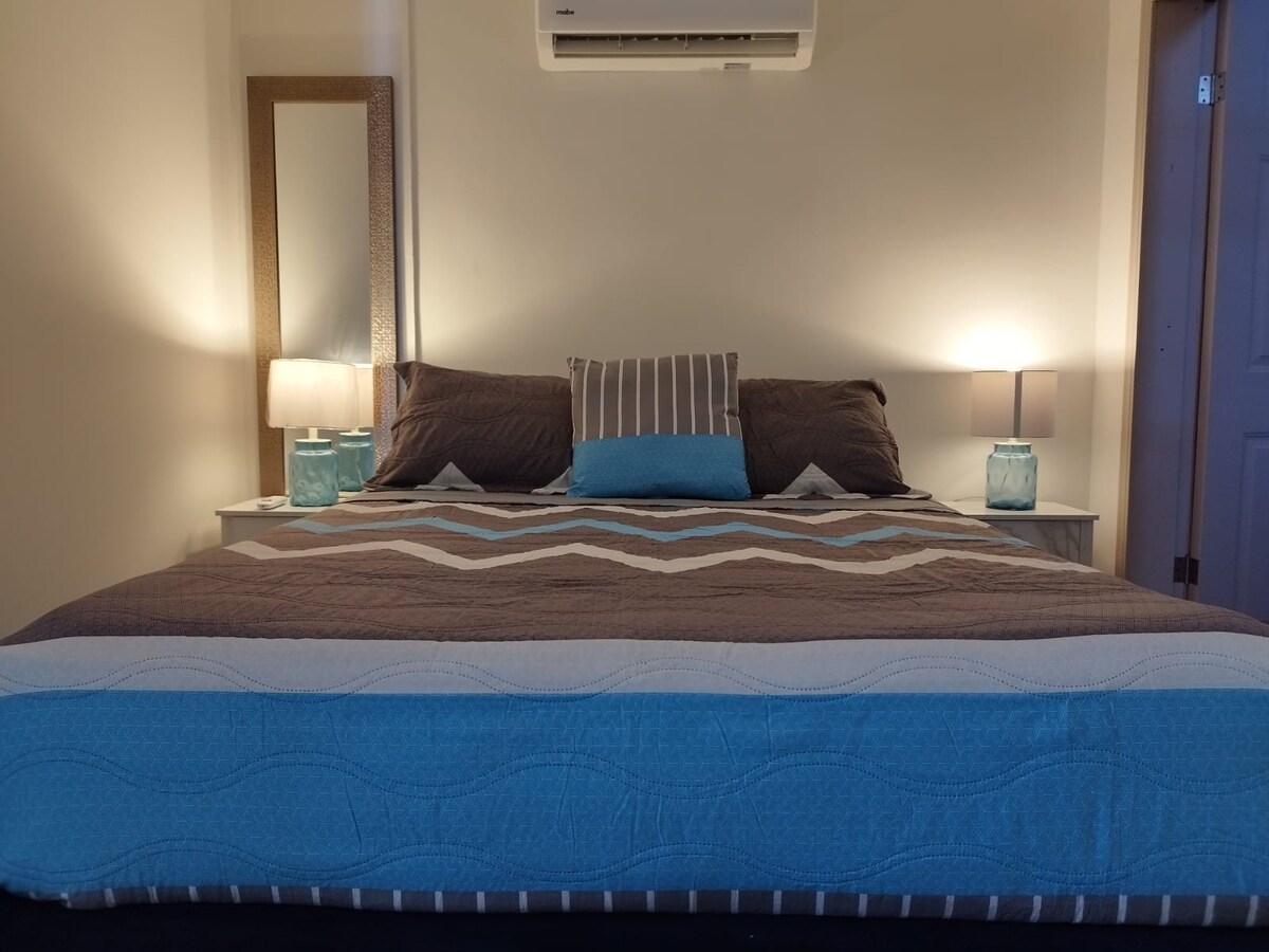 Chumba kikuu cha kulala 
* Kitanda cha ukubwa wa malkia
* Bafu kamili
* Guardopa
* A/C